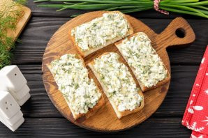 Бутерброд со шпротами и солеными огурцами Бутерброд со шпротами и солеными огурцами