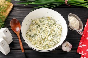 Бутерброд со шпротами и солеными огурцами Бутерброд со шпротами и солеными огурцами