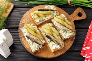 Бутерброд со шпротами и солеными огурцами Бутерброд со шпротами и солеными огурцами