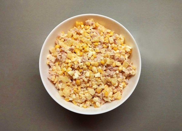 Салат с копченой курицей и ананасом