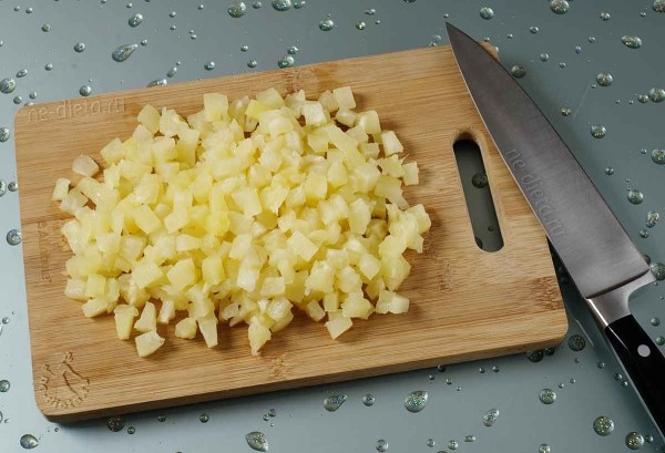 Салат с копченой курицей и ананасом