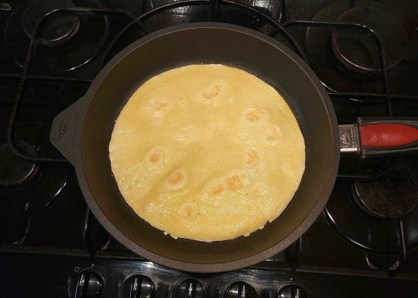 Яичные рулетики с икрой