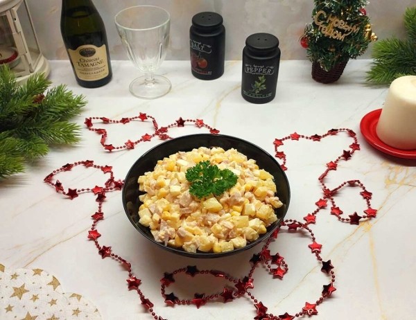 Салат с копченой курицей и ананасом