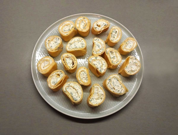 Яичные рулетики с икрой