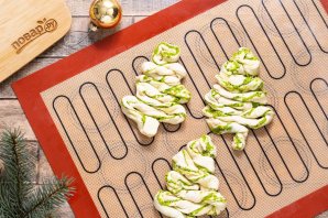 Праздничные елочки из теста Праздничные елочки из теста