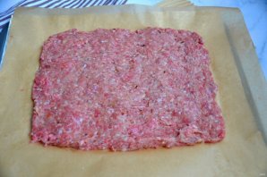 Рулет из фарша с яйцом