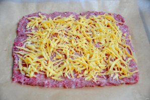 Рулет из фарша с яйцом