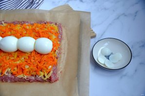 Рулет из фарша с яйцом