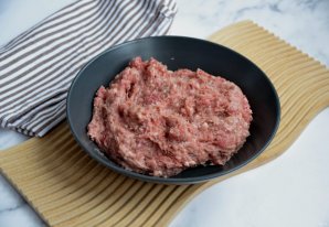 Рулет из фарша с яйцом