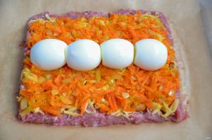 Рулет из фарша с яйцом