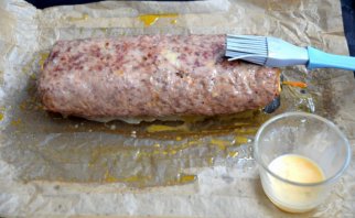 Рулет из фарша с яйцом
