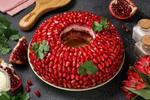 Салат "Гранатовый браслет" с говядиной