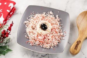 Салат "Рафаэлло" с крабовыми палочками Салат "Рафаэлло" с крабовыми палочками