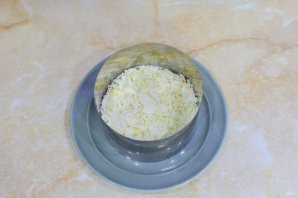 Слоёный салат с копчёной курицей