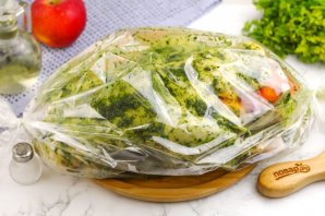 Утка с яблоками в рукаве