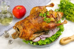 Утка с яблоками в рукаве