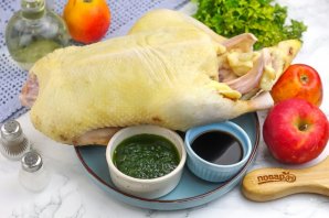 Утка с яблоками в рукаве