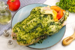 Утка с яблоками в рукаве