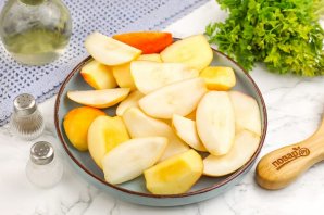 Утка с яблоками в рукаве