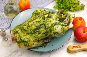 Утка с яблоками в рукаве