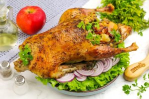 Утка с яблоками в рукаве