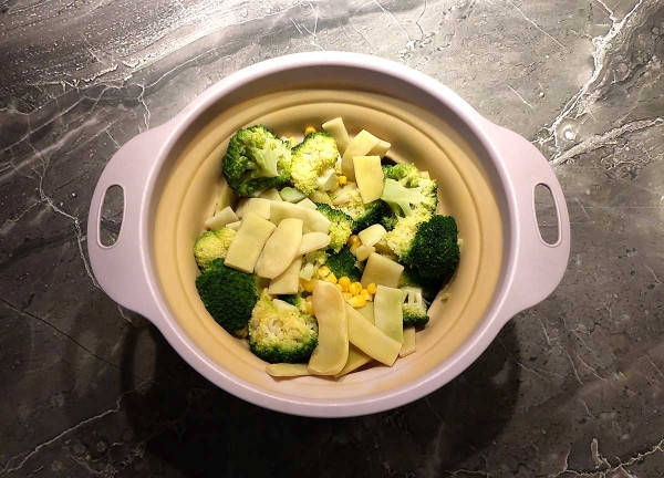 Овощи с яйцом на сковороде