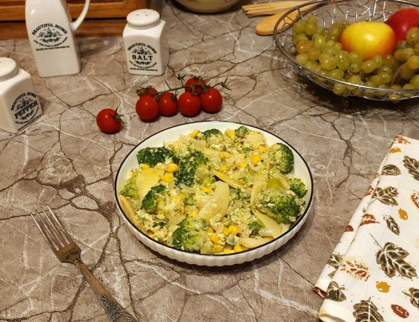 Овощи с яйцом на сковороде