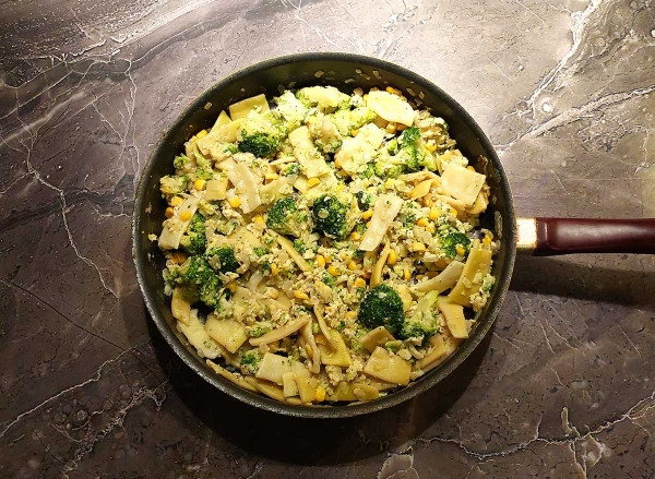 Овощи с яйцом на сковороде