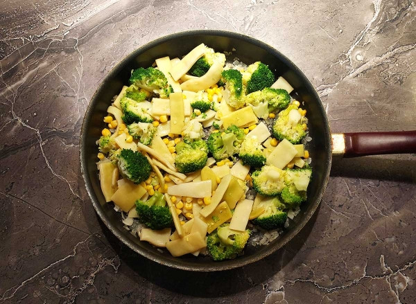 Овощи с яйцом на сковороде