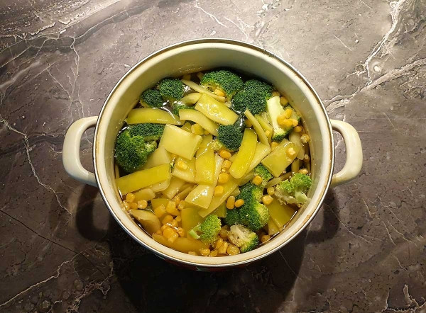 Овощи с яйцом на сковороде