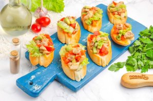 Брускетта с курицей