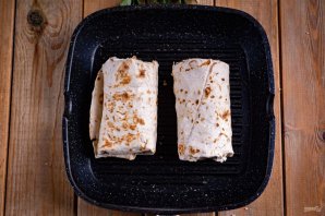 Буррито поджаренный на сковороде