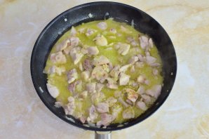 Феттуччине с жареным куриным филе и соусом "Песто" Феттуччине с жареным куриным филе и соусом "Песто"