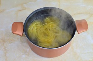 Феттуччине с жареным куриным филе и соусом "Песто" Феттуччине с жареным куриным филе и соусом "Песто"