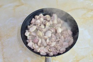 Феттуччине с жареным куриным филе и соусом "Песто" Феттуччине с жареным куриным филе и соусом "Песто"