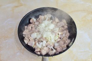 Феттуччине с жареным куриным филе и соусом "Песто" Феттуччине с жареным куриным филе и соусом "Песто"