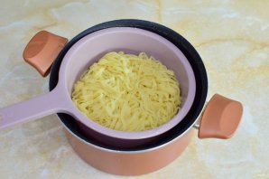 Феттуччине с жареным куриным филе и соусом "Песто" Феттуччине с жареным куриным филе и соусом "Песто"