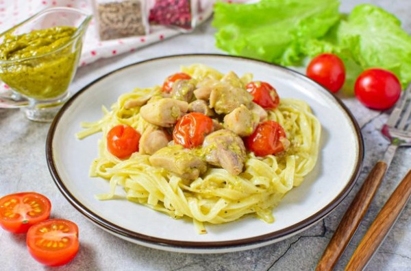 Феттуччине с жареным куриным филе и соусом "Песто" Феттуччине с жареным куриным филе и соусом "Песто"