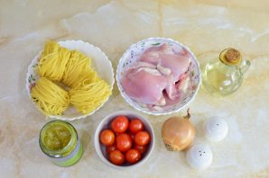 Феттуччине с жареным куриным филе и соусом "Песто" Феттуччине с жареным куриным филе и соусом "Песто"