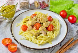 Феттуччине с жареным куриным филе и соусом "Песто" Феттуччине с жареным куриным филе и соусом "Песто"