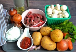 Мясо с грибами в горшочках