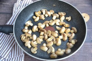 Мясо с грибами в горшочках