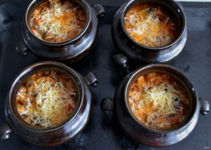 Мясо с грибами в горшочках