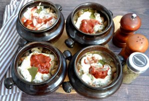 Мясо с грибами в горшочках