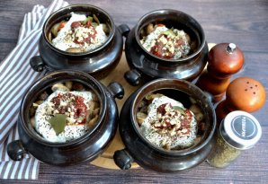 Мясо с грибами в горшочках