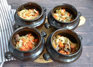 Мясо с грибами в горшочках