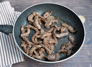 Мясо с грибами в горшочках