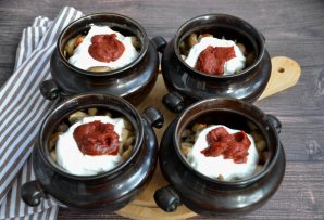 Мясо с грибами в горшочках