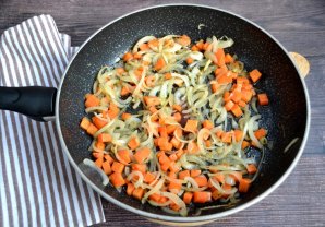 Мясо с грибами в горшочках