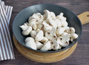 Мясо с грибами в горшочках